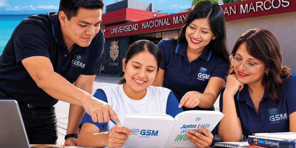 Cuatro integrantes de la comunidad de Grupo San Marcos en una actividad académica frente a la universidad